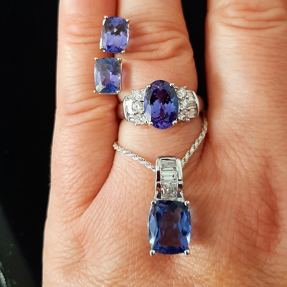 14K AAA TANZANITE & DIAMOND WHITE GOLD RING